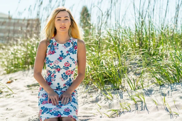 Une Magnifique Jeune Femme Blonde Profite Une Journée Plage Seule — Photo