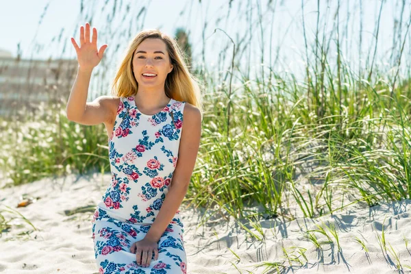 Une Magnifique Jeune Femme Blonde Profite Une Journée Plage Seule — Photo