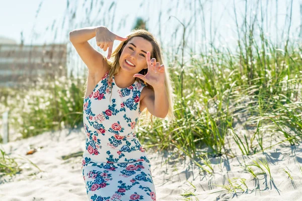 Nádherná Mladá Blondýnka Užívá Den Pláži Sama — Stock fotografie