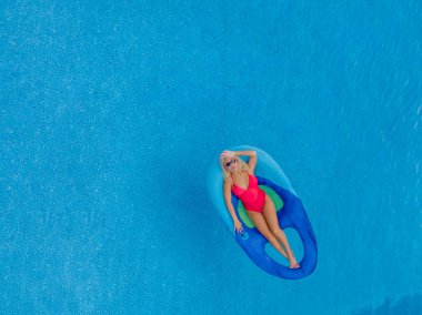 Sarışın bir manken yaz tatilinin tadını çıkarırken bikiniyle poz verir.