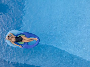 Sarışın bir manken yaz tatilinin tadını çıkarırken bikiniyle poz verir.