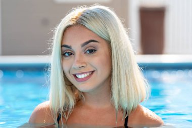 Sarışın bir manken yaz gününün tadını çıkarırken bikiniyle poz verir.