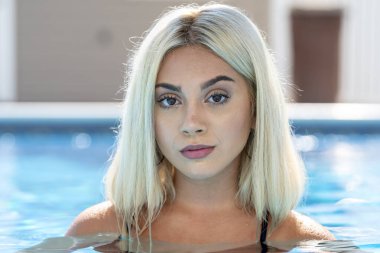 Sarışın bir manken yaz gününün tadını çıkarırken bikiniyle poz verir.