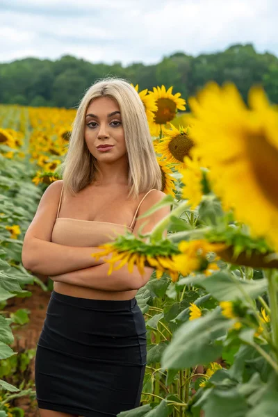 Sarışın Bir Model Yaz Gününün Tadını Çıkarırken Ayçiçeği Tarlasında Poz — Stok fotoğraf