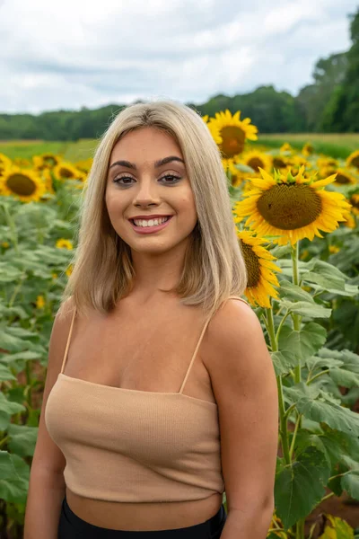 Ein Hinreißendes Junges Blondes Model Posiert Draußen Einem Sonnenblumenfeld Während — Stockfoto