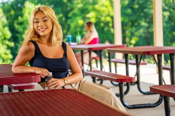 Een Prachtige Jonge Blonde Model Geniet Van Een Dag Buiten — Stockfoto