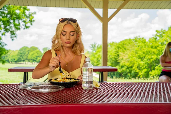 Uma Linda Jovem Modelo Loira Desfruta Seu Almoço Livre Mantendo — Fotografia de Stock