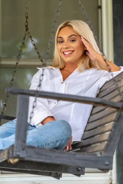 Vacker Ung Blond Modell Poserar Utomhus Medan Njuter Sommardag — Stockfoto