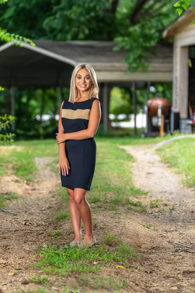 Vacker Ung Blond Modell Poserar Utomhus Medan Njuter Sommardag — Stockfoto