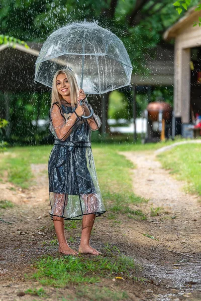 Uma Linda Jovem Modelo Loira Posa Enquanto Molha Livre Como — Fotografia de Stock