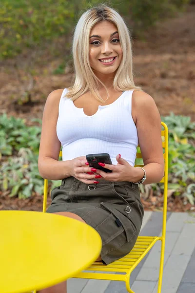 Nádherný Mladý Blondýny Model Pózuje Venku Zároveň Užívá Letní Den — Stock fotografie