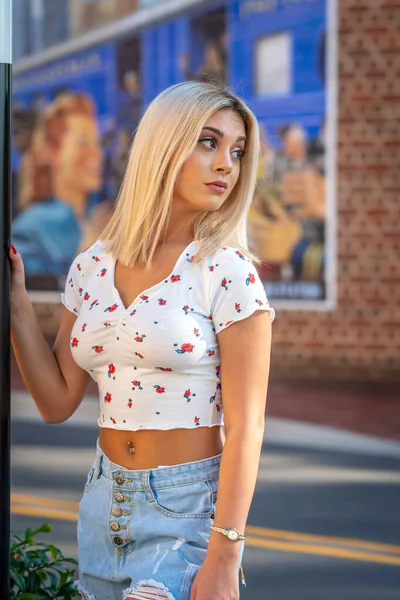 Gorgeous Young Blonde Model Poses Outdoors While Enjoying Summers Day — Stock Photo, Image