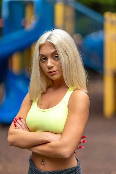 Een Prachtig Jong Blond Model Traint Buiten Terwijl Geniet Van — Stockfoto