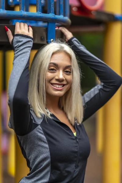 Vacker Ung Blond Modell Tränar Utomhus Medan Njuter Sommardag — Stockfoto
