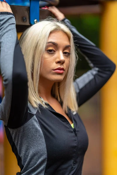 Vacker Ung Blond Modell Tränar Utomhus Medan Njuter Sommardag — Stockfoto