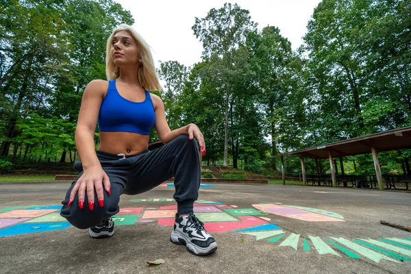 Uma Linda Jovem Modelo Loira Trabalha Livre Enquanto Desfruta Dia — Fotografia de Stock