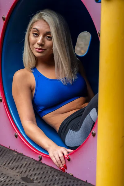 Gorgeous Young Blonde Model Works Out Outdoors While Enjoying Summer — стоковое фото