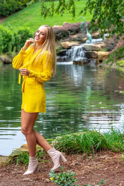 Wspaniała Blondynka Model Pozuje Zewnątrz Jej Ubrania Jesień — Zdjęcie stockowe