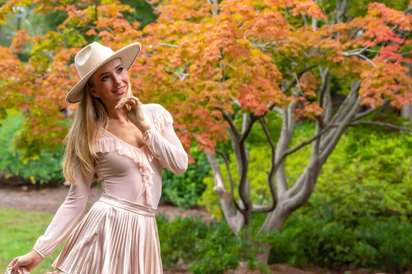 Sonbahar Kıyafetleriyle Dışarıda Poz Veren Güzel Bir Sarışın Manken — Stok fotoğraf