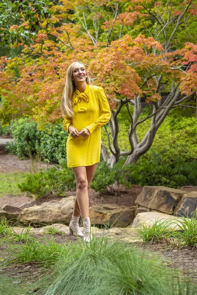 Gorgeous Blonde Model Poses Outdoors Her Fall Clothes — Stock Photo, Image