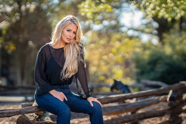 Ein Hinreißendes Blondes Model Posiert Freien Ihrer Herbstkleidung — Stockfoto