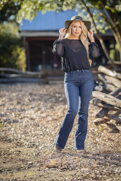 Una Splendida Modella Bionda Posa All Aperto Nei Suoi Vestiti — Foto Stock