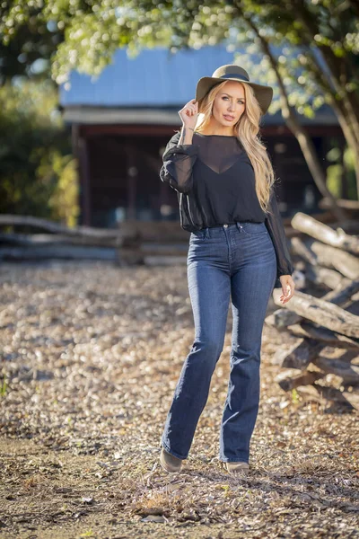 Een Prachtig Blond Model Poseert Buiten Haar Herfstkleren — Stockfoto