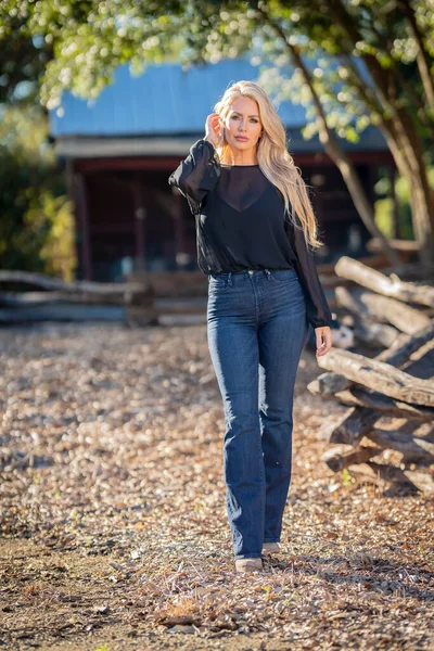 Ein Hinreißendes Blondes Model Posiert Freien Ihrer Herbstkleidung — Stockfoto