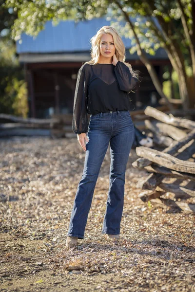 Uma Linda Modelo Loira Posa Livre Suas Roupas Outono — Fotografia de Stock