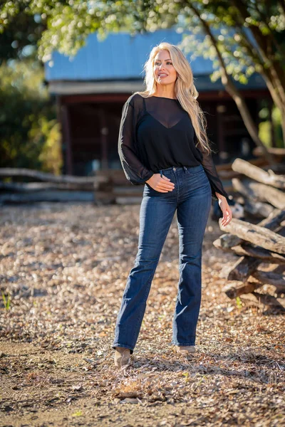 Gorgeous Blonde Model Poses Outdoors Her Fall Clothes — Stock Photo, Image