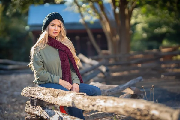 Een Prachtig Blond Model Poseert Buiten Haar Herfstkleren — Stockfoto