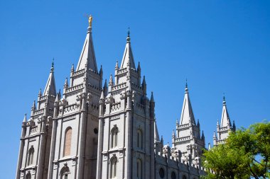 Salt Lake Tapınağı, en büyük ve en ünlü LDS tapınağı olan kilise, Mormon göçünden bu yana altıncı ve dördüncü kez inşa edilmiş olup inanç ve mimari ihtişamı sembolize etmektedir..