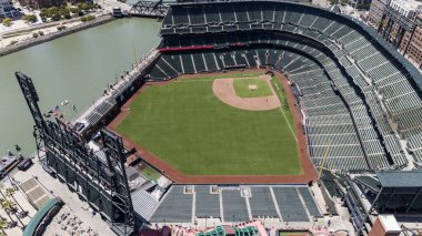 SAN FRANCISCO, CA USA - 28 Temmuz 2025: Oracle Park 'ın havadan görünüşü, San Francisco Körfezi boyunca uzanan ve McCovey Koyu' nun ve Giants 'ın evini çevreleyen gökyüzü manzaralı stadyumu gözler önüne seriyor..