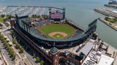 SAN FRANCISCO, CA USA - 28 Temmuz 2025: Oracle Park 'ın havadan görünüşü, San Francisco Körfezi boyunca uzanan ve McCovey Koyu' nun ve Giants 'ın evini çevreleyen gökyüzü manzaralı stadyumu gözler önüne seriyor..