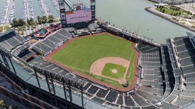 SAN FRANCISCO, CA USA - 28 Temmuz 2025: Oracle Park 'ın havadan görünüşü, San Francisco Körfezi boyunca uzanan ve McCovey Koyu' nun ve Giants 'ın evini çevreleyen gökyüzü manzaralı stadyumu gözler önüne seriyor..