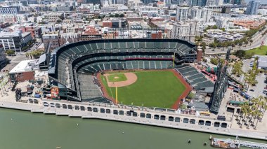 SAN FRANCISCO, CA USA - 28 Temmuz 2025: Oracle Park 'ın havadan görünüşü, San Francisco Körfezi boyunca uzanan ve McCovey Koyu' nun ve Giants 'ın evini çevreleyen gökyüzü manzaralı stadyumu gözler önüne seriyor..