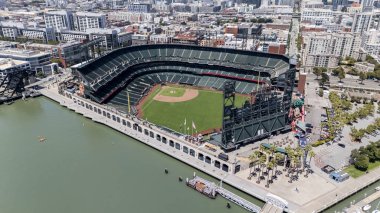 SAN FRANCISCO, CA USA - 28 Temmuz 2025: Oracle Park 'ın havadan görünüşü, San Francisco Körfezi boyunca uzanan ve McCovey Koyu' nun ve Giants 'ın evini çevreleyen gökyüzü manzaralı stadyumu gözler önüne seriyor..