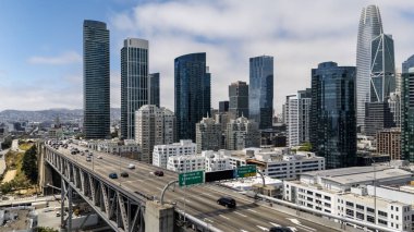 SAN FRANCISCO, CA USA - 28 Temmuz 2025: San Francisco Körfezi boyunca uzanan Bay Köprüsü 'nü, San Francisco ve Oakland' ı çift güverteleri ve çarpıcı süspansiyon tasarımı ile bağlayan bir hava görüntüsü yakaladı..