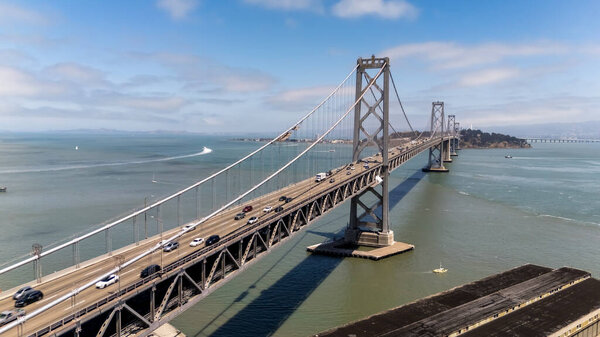 САН-ФРАНЦИСКО, Калифорния, США - 28 июля 2025 года: С высоты птичьего полета виден мост через залив Сан-Франциско, соединяющий Сан-Франциско и Окленд с двумя палубами и поразительной конструкцией подвески..