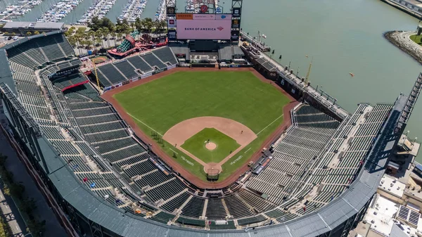 SAN FRANCISCO, CA USA - 28 Temmuz 2025: Oracle Park 'ın havadan görünüşü, San Francisco Körfezi boyunca uzanan ve McCovey Koyu' nun ve Giants 'ın evini çevreleyen gökyüzü manzaralı stadyumu gözler önüne seriyor..