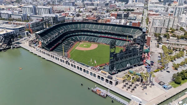 SAN FRANCISCO, CA USA - 28 Temmuz 2025: Oracle Park 'ın havadan görünüşü, San Francisco Körfezi boyunca uzanan ve McCovey Koyu' nun ve Giants 'ın evini çevreleyen gökyüzü manzaralı stadyumu gözler önüne seriyor..