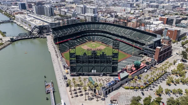SAN FRANCISCO, CA USA - 28 Temmuz 2025: Oracle Park 'ın havadan görünüşü, San Francisco Körfezi boyunca uzanan ve McCovey Koyu' nun ve Giants 'ın evini çevreleyen gökyüzü manzaralı stadyumu gözler önüne seriyor..