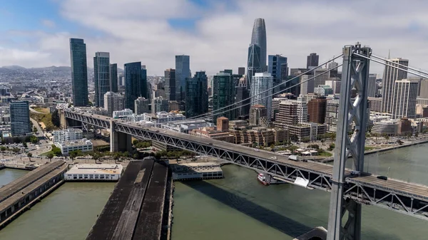 SAN FRANCISCO, CA USA - 28 Temmuz 2025: San Francisco Körfezi boyunca uzanan Bay Köprüsü 'nü, San Francisco ve Oakland' ı çift güverteleri ve çarpıcı süspansiyon tasarımı ile bağlayan bir hava görüntüsü yakaladı..