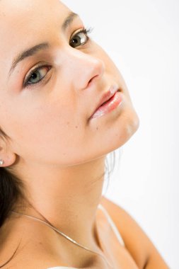 Genç, güzel bir esmer model, bir stüdyoda iç çamaşırlarıyla poz veriyor, kıvrımlarını özgüven ve zarafetle vurguluyor, baştan çıkarıcı, sofistike ve büyüleyici bir şehvetle..