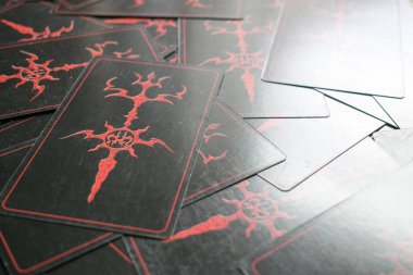 Karanlık tarot kartları.