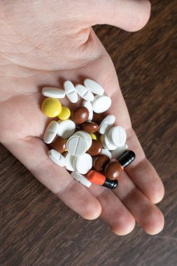 Çok renkli tablet. İyi sağlık ve esenlik korumak için Medikal Ürünler.