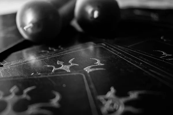 Candles and tarot cards. — Stock Photo, Image