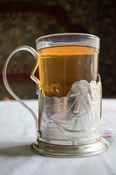 Herbata w uchwyt na kubek rosyjski. — Zdjęcie stockowe