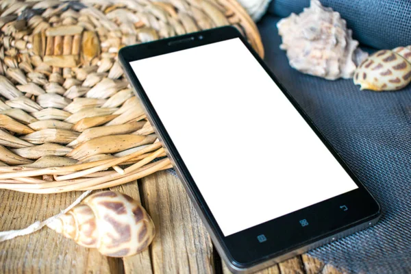 Masanın üstünde hareket eden telefon.
