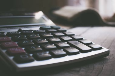 Büyük bir hesap makinesi fotoğrafı.